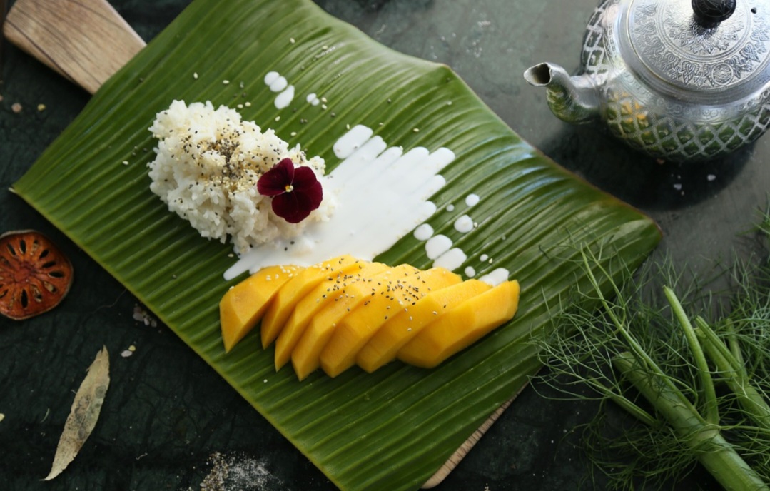 Contém vitamina A e carotenoides, que são importantes para a saúde dos olhos e podem ajudar a prevenir problemas como degeneração macular e catarata. Os antioxidantes como luteína e zeaxantina, presentes na fruta, também contribuem para diminuir os danos oculares.