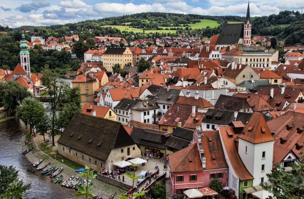 Passear pela cidade é como entrar em um cenário de conto de fadas. As fachadas coloridas e as torres góticas compõem uma paisagem harmoniosa, admirada por turistas do mundo inteiro.