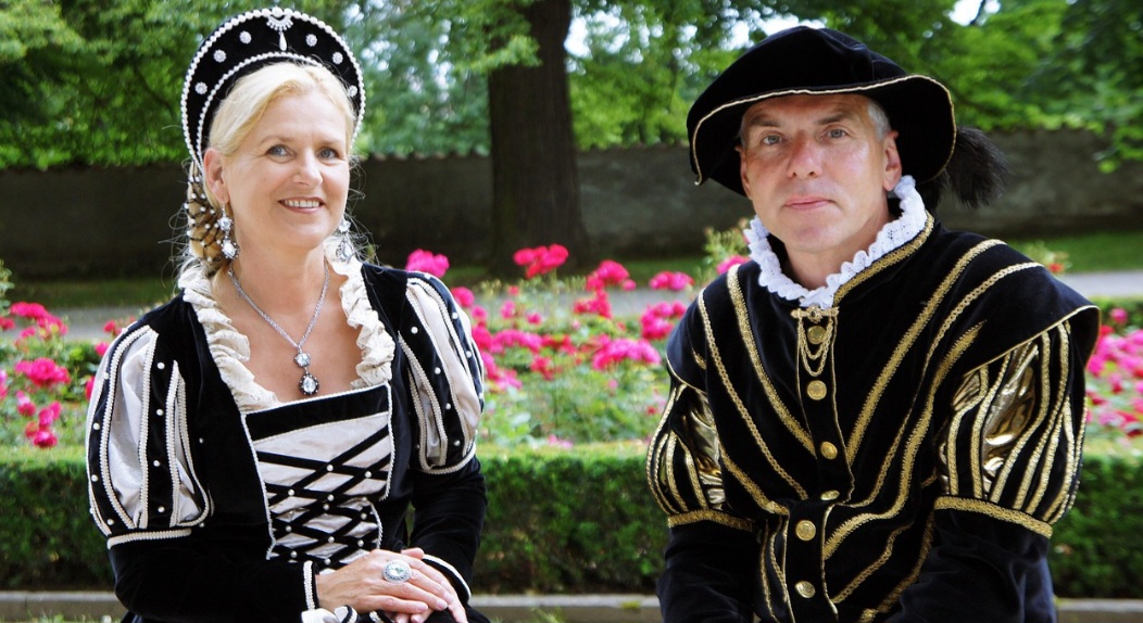 Além da beleza arquitetônica, Český Krumlov oferece uma rica agenda cultural. Durante o verão, festivais medievais, concertos e apresentações de teatro ao ar livre tomam conta das praças e pátios históricos.