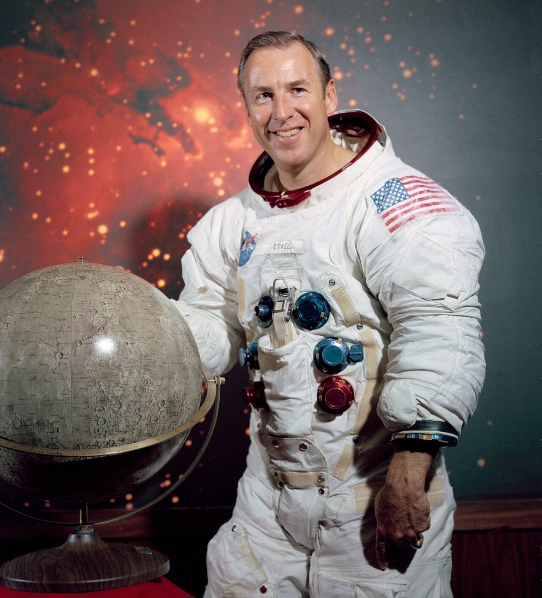 Pioneiro da era espacial, participou das missões Gemini 7, Gemini 12 e Apollo 8 antes de comandar a Apollo 13. Sua liderança na crise e a frase “Houston, temos um problema” tornaram-se símbolos de resiliência, eternizados no cinema.