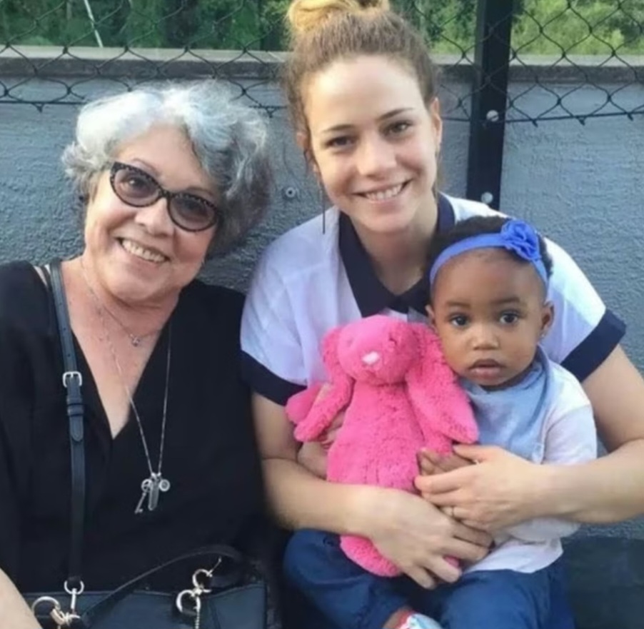 Leandra Leal contou que mantém laços com ex-maridos, pois construiu relações positivas, algo que aprendeu com a mãe (na foto com ela). Leandra está casada com Guilherme Burgos. Tem uma filha nascida em 2016 e um filho em 2024.