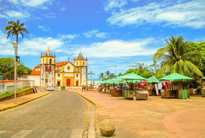 O Sítio Histórico, com vista para o oceano Atlântico, reúne igrejas barrocas, conventos, mosteiros, casarios coloridos e ruas estreitas de pedra, formando uma paisagem urbana fascinante.