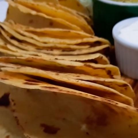 Para a massa, usa-se farinha de trigo, óleo, fermento em pó, água morna e sal. Já para o recheio, ingredientes como carne moída, cebola picada, pimenta chili, bacon, queijo cheddar e alface. 