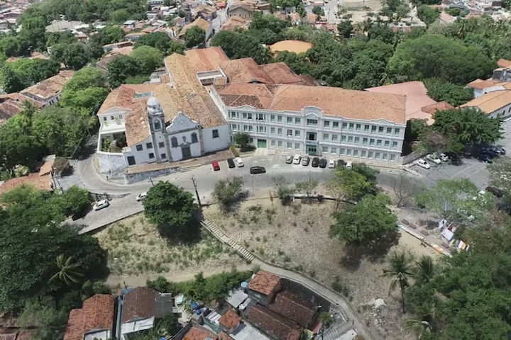 Eles também ressaltam que o problema é potencializado pela falta de manutenção das construções, pela supressão da vegetação e por intervenções urbanas inadequadas ao longo do tempo.