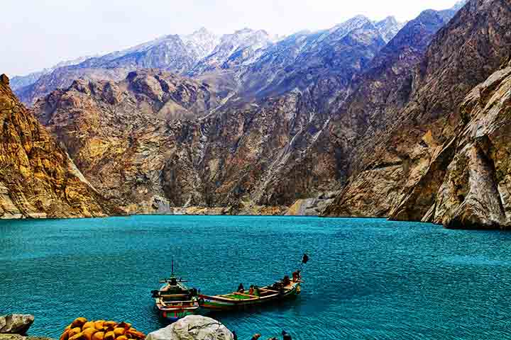 Os lagos da Ásia desempenham papéis essenciais no abastecimento de água, na biodiversidade e na cultura local. Muitos são formados por geleiras, enquanto outros são conhecidos por sua grande profundidade, salinidade ou importância histórica.