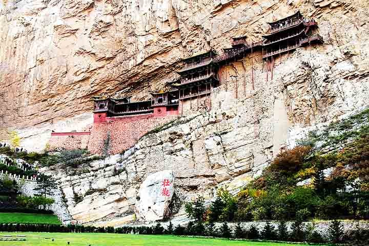 A província de Shanxi, na China, abriga um templo que mais parece um “milagre” arquitetônico por sua localização surpreendente. 
