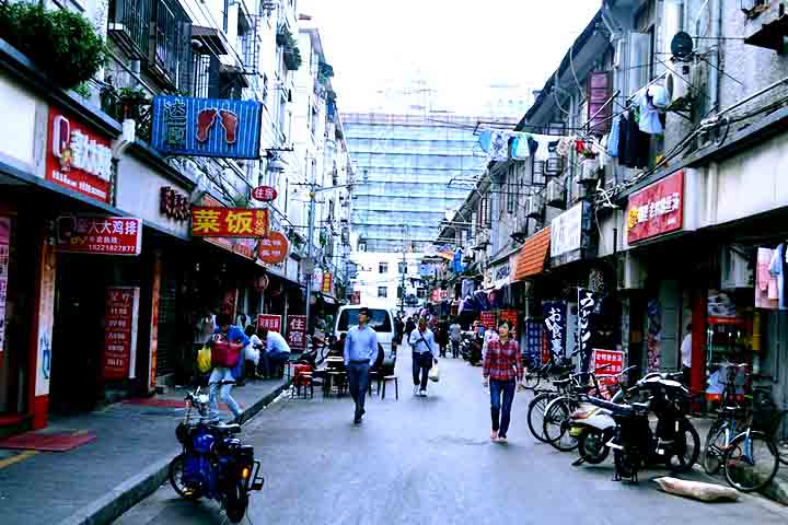 Ao caminhar por suas ruas, é possível sentir o pulso de uma cidade que não para, ao mesmo tempo em que se percebe o respeito por suas raízes históricas.