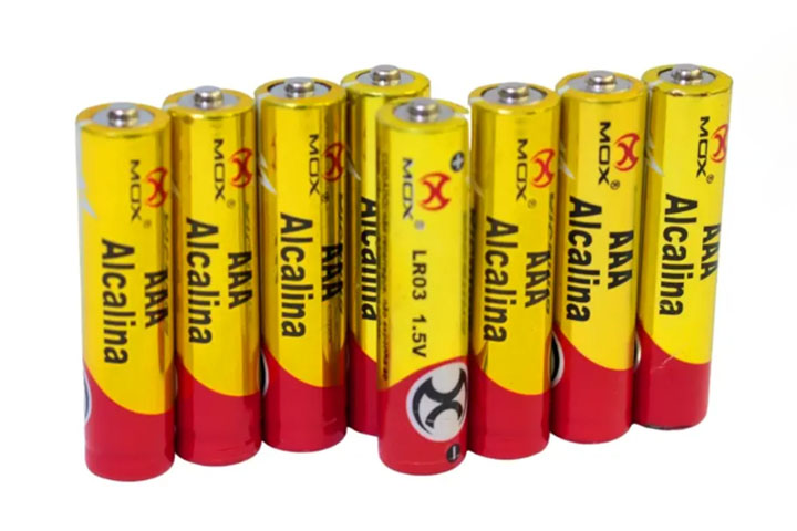 Por fim, o principal perigo das pilhas está associado ao seu descarte inadequado no meio ambiente. Elas contêm metais pesados e substâncias químicas tóxicas, como: mercúrio, chumbo, cádmio e líti.