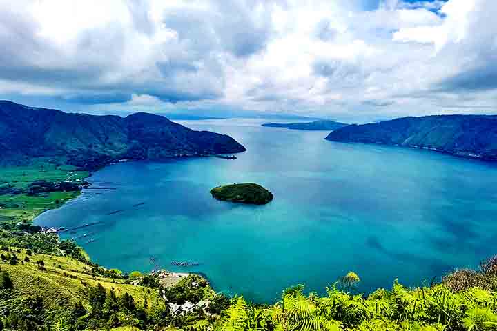 O Lago Toba (Indonésia) ocupa 1.130 km² e atinge 505 m de profundidade. Maior lago vulcânico do mundo, foi formado por uma erupção catastrófica há 75.000 anos e hoje é um importante destino turístico.

