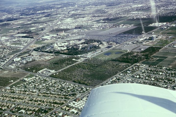 Ele imaginava um lugar onde as crianças e seus pais pudessem se divertir juntos, livres de preocupações. Em 1952, este sonho começou a se tornar realidade com a compra de um terreno em Anaheim.