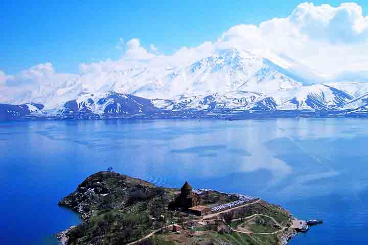 O Lago Van (Turquia) cobre 3.755 km² e tem profundidade máxima de 450 m. Maior lago da Turquia, é salgado e altamente alcalino, além de abrigar antigas igrejas armênias em suas ilhas.
