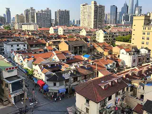 Além do turismo, Xangai atrai novos moradores em busca de melhores oportunidades de vida e trabalho. Estima-se que cerca de 200 mil pessoas se mudem para a cidade a cada ano, o que mantém o seu crescimento populacional em ritmo constante.