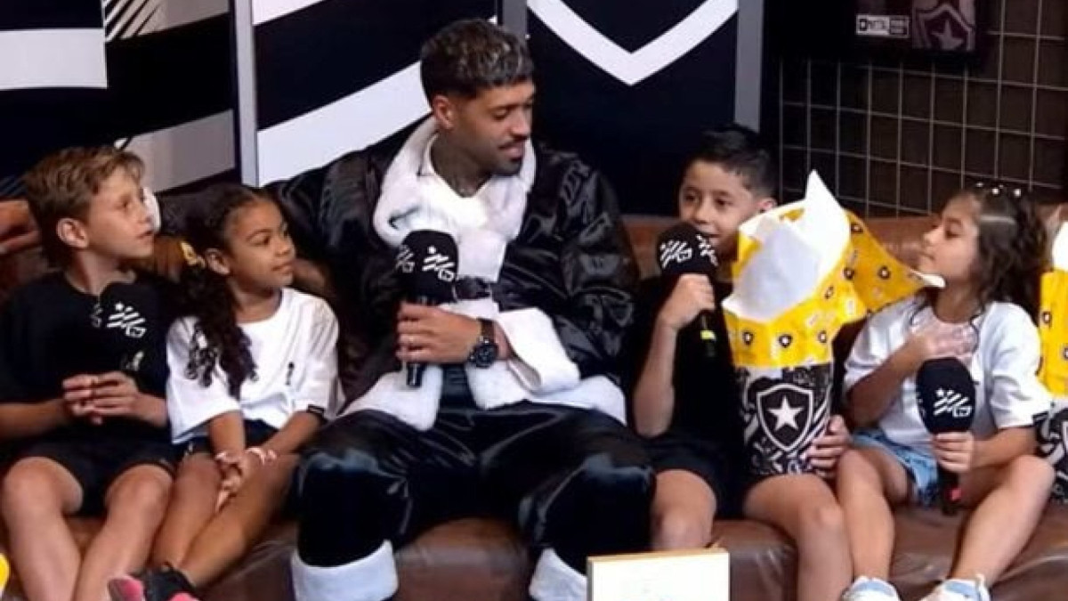 Defensor participa do programa especial de Natal com torcedores mirins do Glorioso e argentino dá dicas para as crianças