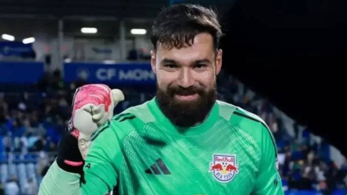 Carlos Coronel estava sem clube e chega para ser sombra de Rafael, atualmente titular incontestável com o técnico Hernán Crespo