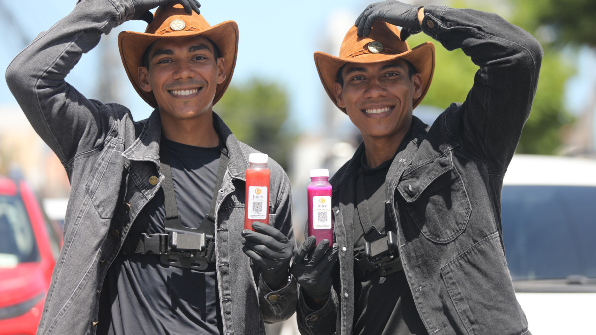 Jhonny Santos (esquerda) e Hiro Rodrigues chamam aten&ccedil;&atilde;o pela vestimenta preta, acompanhada de jaqueta jeans e chap&eacute;u de vaqueiro, e tamb&eacute;m pela semelhan&ccedil;a