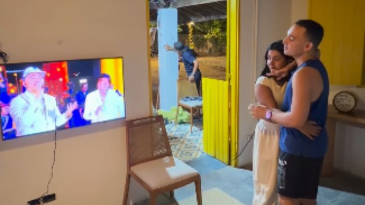 João Gomes abraçado com a esposa, Ary Mirelle, ao assistir especial do Roberto Carlos