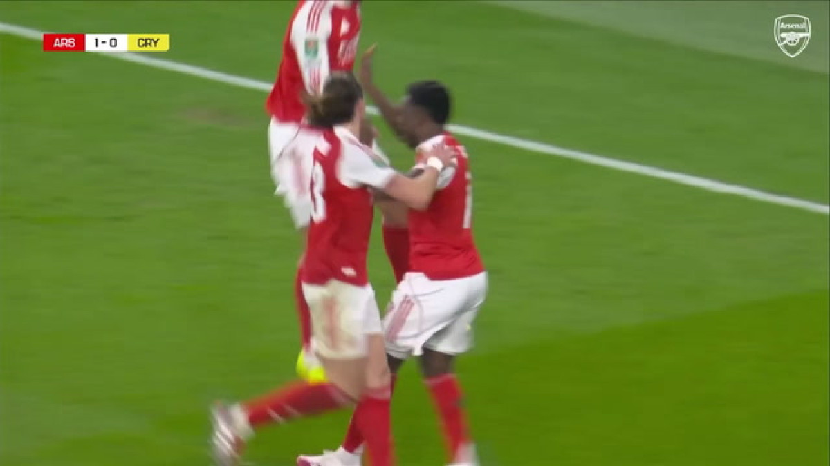 Nos pênaltis, Arsenal garante vaga nas semis da Carabao Cup