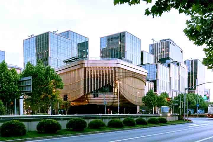 Afinal, Xangai é mais do que uma grande cidade chinesa. Ela representa um verdadeiro laboratório urbano, onde os desafios típicos da urbanização acelerada coexistem com soluções criativas e investimentos em infraestrutura, inovação e cultura.