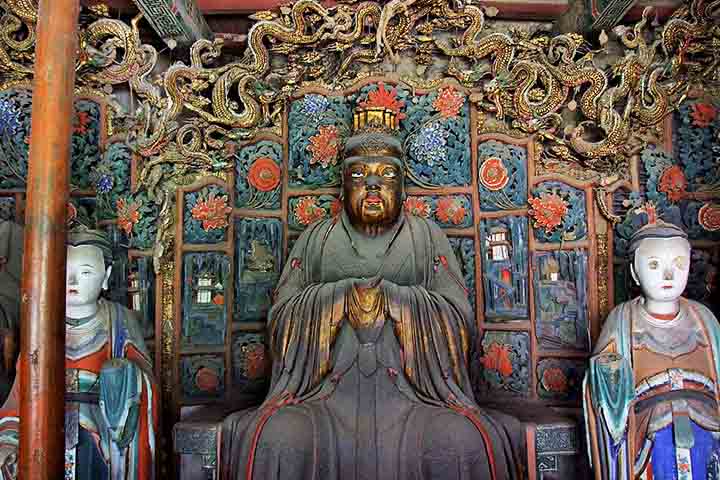 A construção chinesa data de mais de 1.500 anos e tem como peculiaridade o fato de reunir três religiões: budismo, confucionismo e taoísmo. 
