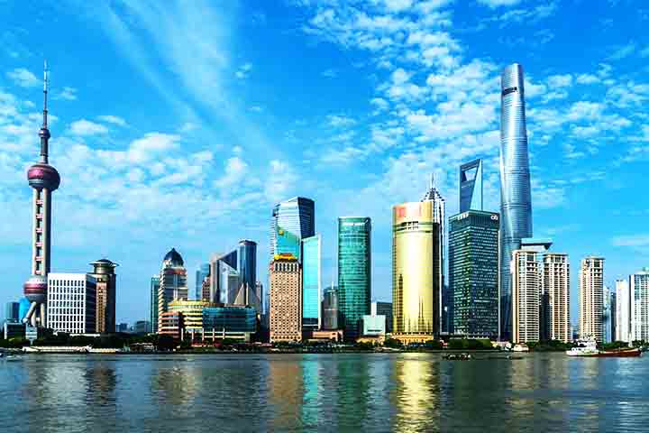 O Bund, com sua avenida à beira do rio, é uma espécie de cartão-postal da cidade, com uma vista deslumbrante para os arranha-céus de Pudong, onde se destacam a Torre Pérola, a Shanghai Tower e o Shanghai World Financial Center.
