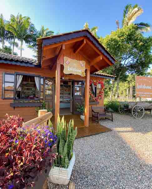 Durante a visita, é possível conhecer e se hospedar em casas típicas, experimentar comidas locais deliciosas e comprar artesanato.