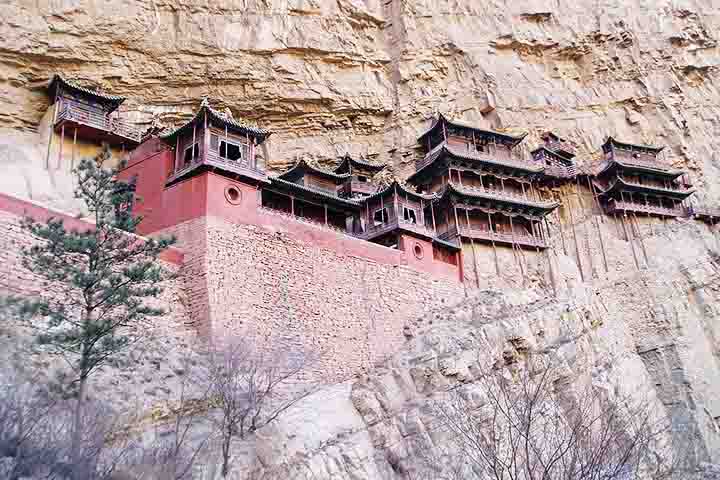 Essas vigas transversais do templo ficam afixadas em aberturas que foram engendradas nas formações rochosas.
