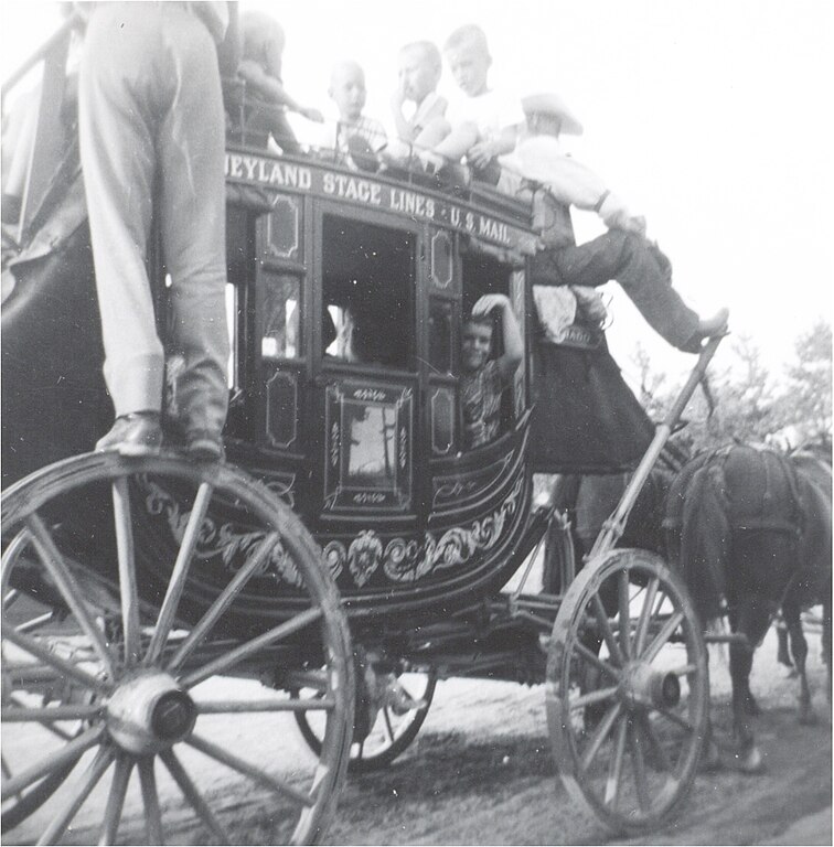 Quando Walt Disney decidiu usar cavalos nas atrações, como as antigas carroças do Velho Oeste, ele ficou sem saber quem cuidaria dos animais após o horário de funcionamento do parque.
