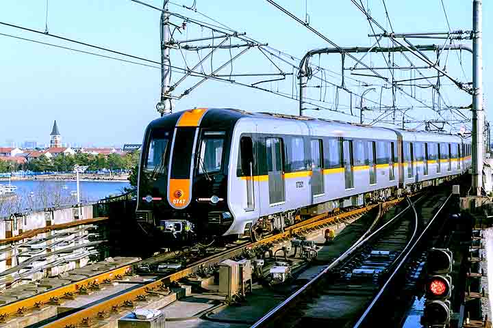 O metrô de Xangai, um dos maiores e mais modernos do mundo, facilita o deslocamento diário e conecta praticamente todas as áreas urbanas.