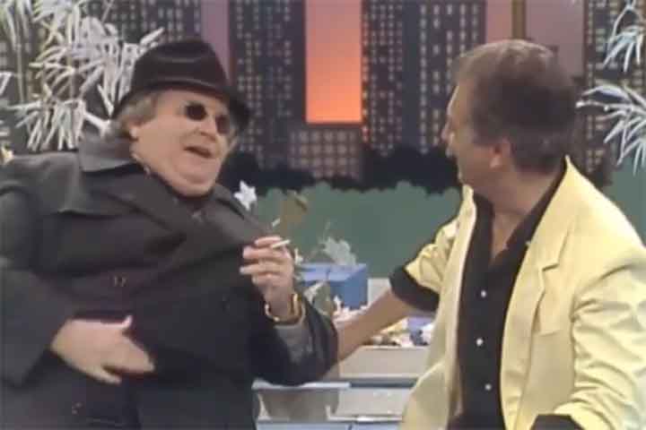 Em 1963, transferiu-se para a TV Record, em São Paulo, onde escreveu e apresentou programas como “É Uma Graça Mora” e “Shows Internacionais”. Em 1967, passou a dividir a autoria de “Família Trapo” com Jô Soares.
