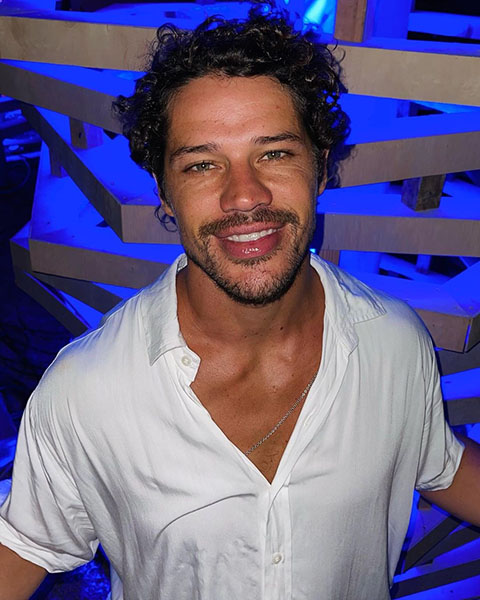 José Loreto Sampaio nasceu em 27 de junho de 1984, no Rio de Janeiro. É filho de Luiz Fernando Loreto e Ângela Sampaio. Estudou artes cênicas no Rio de Janeiro, com formação voltada para teatro e televisão, e iniciou a carreira após participar de oficinas e testes promovidos por emissoras.
