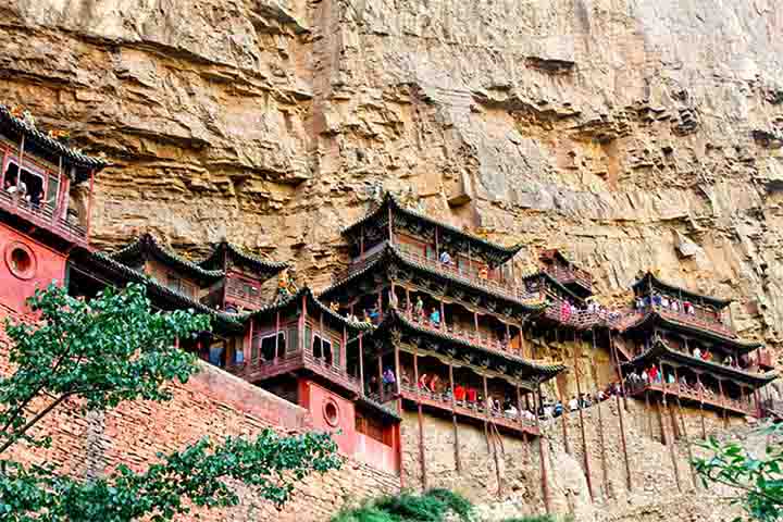 O mosteiro tem um ambiente considerado ideal pelos monges para a prática da meditação.

