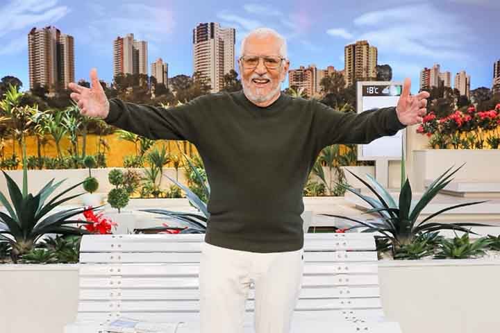 O SBT prepara uma ação especial para a edição natalina de “A Praça É Nossa”, ao promover um encontro simbólico entre Carlos Alberto de Nóbrega e seu pai, Manoel de Nóbrega, falecido em 1976. 
