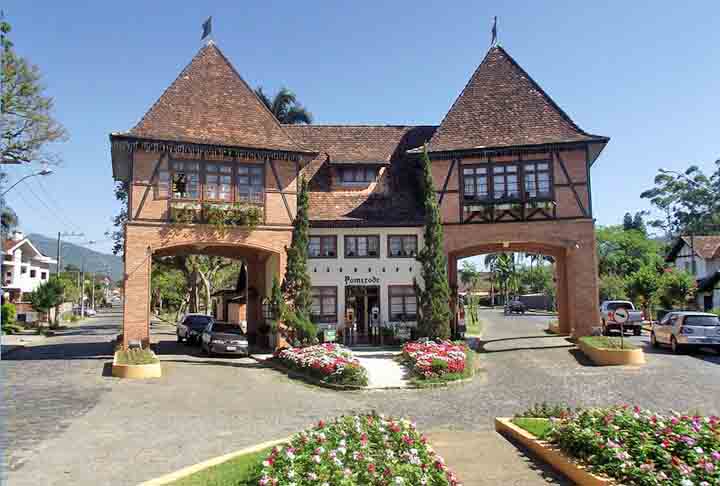 Em uma região rural da cidade de Pomerode, em Santa Catarina, está localizada uma vila que se destaca pelo seu valor histórico e cultural. Trata-se da Rota do Enxaimel. 