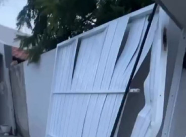 Criminosos arrombaram o portão de uma casa antes de invadí-la, render os moradores e subtrair diversos pertences em Horizonte 