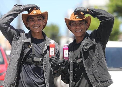 Jhonny Santos (esquerda) e Hiro Rodrigues chamam aten&ccedil;&atilde;o pela vestimenta preta, acompanhada de jaqueta jeans e chap&eacute;u de vaqueiro, e tamb&eacute;m pela semelhan&ccedil;a