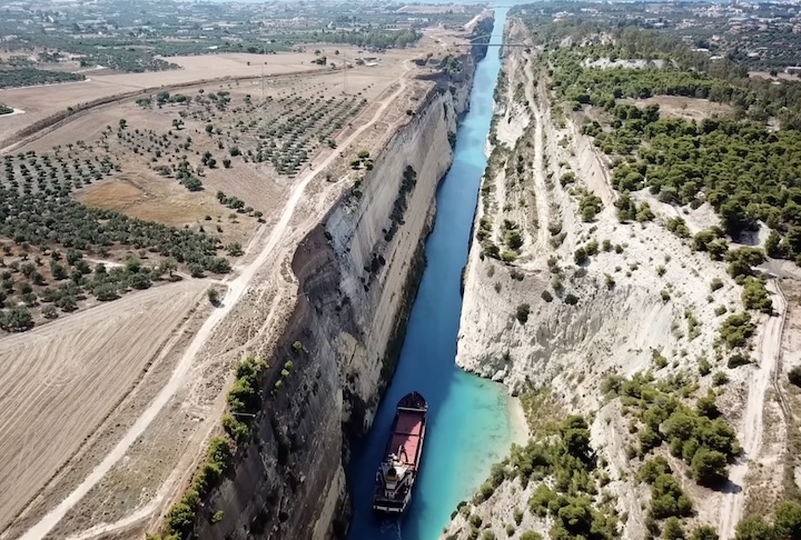 A navegação pelo Canal de Corinto é considerada uma proeza de precisão cirúrgica. 