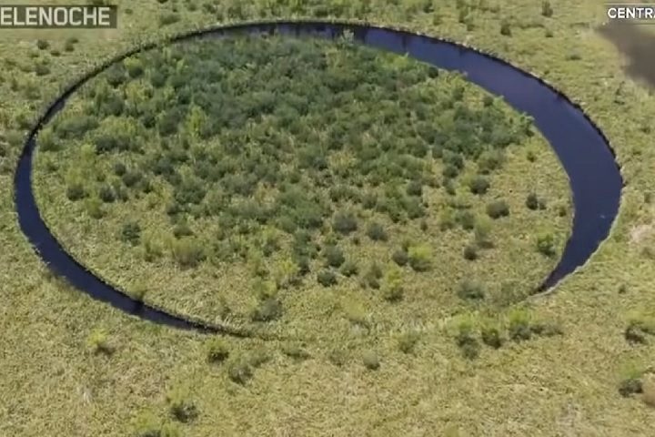 O Olho é uma ilha flutuante, formada por vegetação desprendida da margem. O giro em torno do próprio eixo ocorre devido à ação da correnteza e dos ventos.