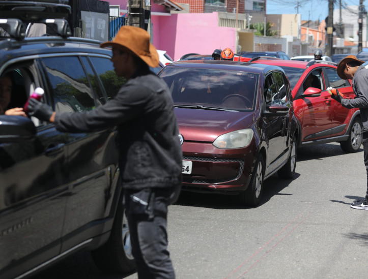 FORTALEZA, CEARÁ, BRASIL,24.12.2025: Jony Santos e Hiro Rodrigues. Gêmeos vendem suco no sinal na Av. Bezerra de Meneses.  (foto: Fabio Lima/OPOVO).