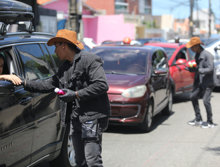 FORTALEZA, CEARÁ, BRASIL,24.12.2025: Jony Santos e Hiro Rodrigues. Gêmeos vendem suco no sinal na Av. Bezerra de Meneses.  (foto: Fabio Lima/OPOVO).