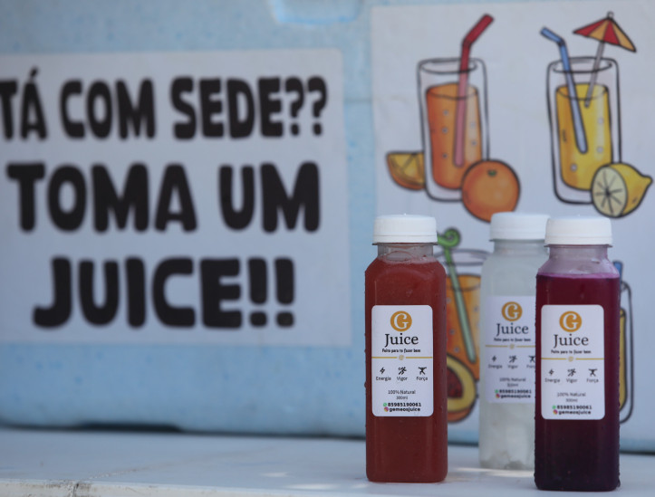 FORTALEZA, CEARÁ, BRASIL,24.12.2025: Jony Santos e Hiro Rodrigues. Gêmeos vendem suco no sinal na Av. Bezerra de Meneses.  (foto: Fabio Lima/OPOVO).