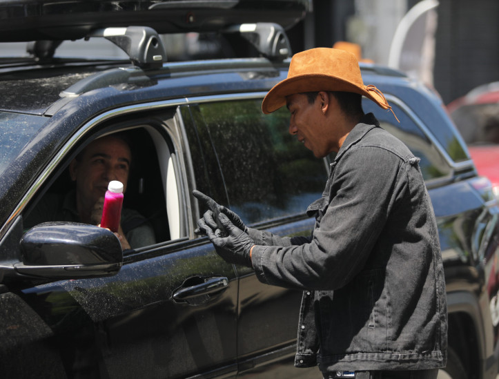 FORTALEZA, CEARÁ, BRASIL,24.12.2025: Jony Santos e Hiro Rodrigues. Gêmeos vendem suco no sinal na Av. Bezerra de Meneses.  (foto: Fabio Lima/OPOVO).