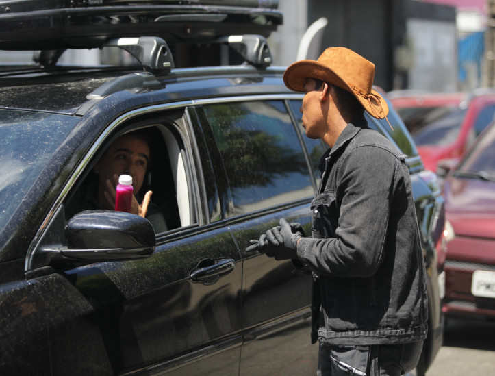 FORTALEZA, CEARÁ, BRASIL,24.12.2025: Jony Santos e Hiro Rodrigues. Gêmeos vendem suco no sinal na Av. Bezerra de Meneses.  (foto: Fabio Lima/OPOVO).