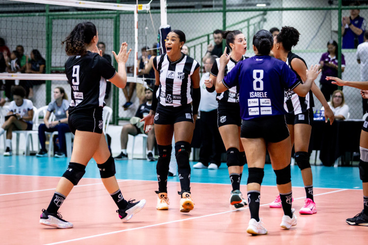 Comemora&ccedil;&atilde;o da equipe alvinegra em partida no Gin&aacute;sio A&eacute;cio de Borba