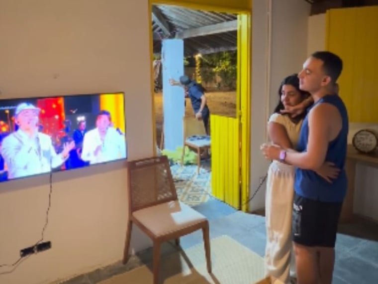 João Gomes abraçado com a esposa, Ary Mirelle, ao assistir especial do Roberto Carlos