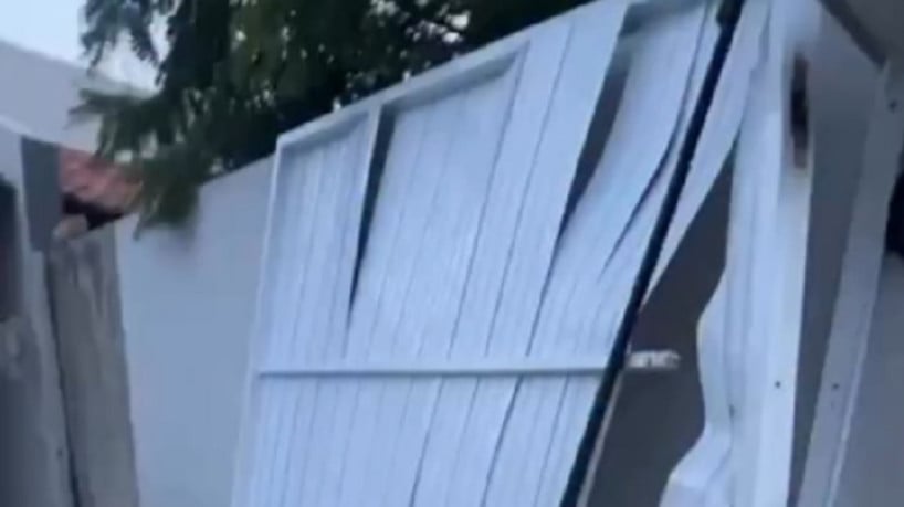 Criminosos arrombaram o portão de uma casa antes de invadí-la, render os moradores e subtrair diversos pertences em Horizonte 