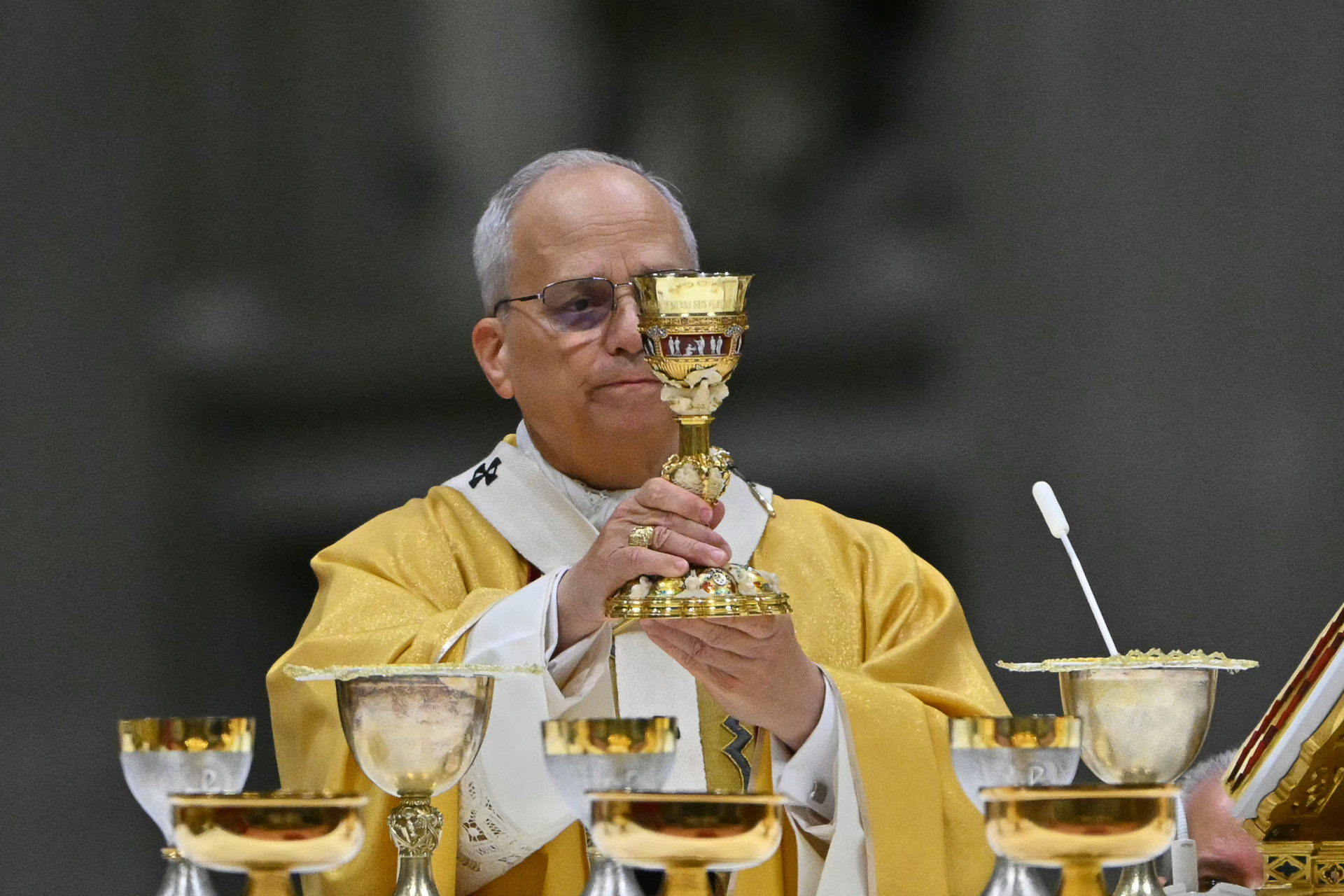 Papa Leão XIV celebrou missa na véspera de Natal na Basílica de São Pedro, no Vaticano (Foto: ANDREAS SOLARO / AFP)