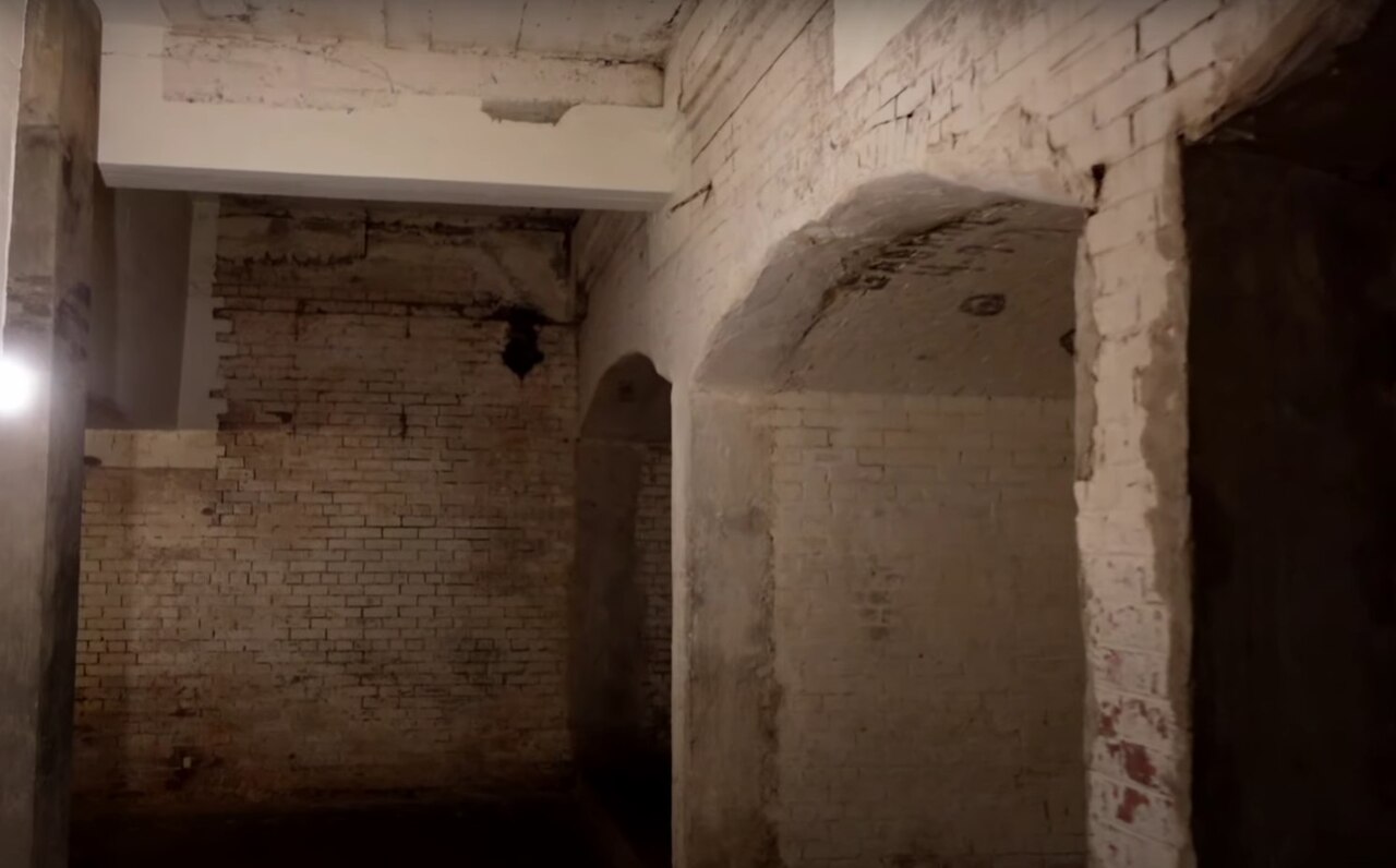 A semelhança que envolve um clima de desespero e solidão dos detentos é tão fascinante quanto perturbadora. Alcatraz era composta por corredores apertados e celas minúsculas.