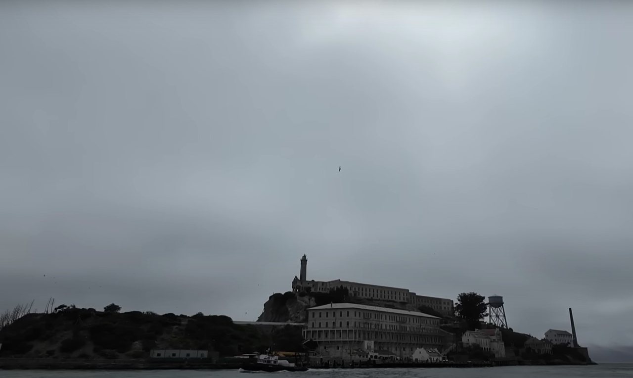 A transformação de Alcatraz em prisão federal de segurança máxima aconteceu em 1934. Tão árida e isolada, que para cultivar qualquer coisa ali, os guardas precisavam trazer terra do continente.