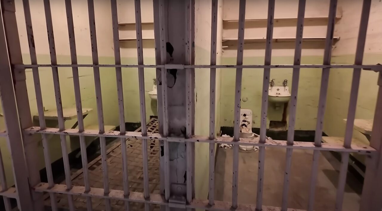 Uma arquitetura que intensificava o sentimento de clausura. Azkaban reflete essa mesma essência: um espaço sombrio, sem cor e destituído de esperança.