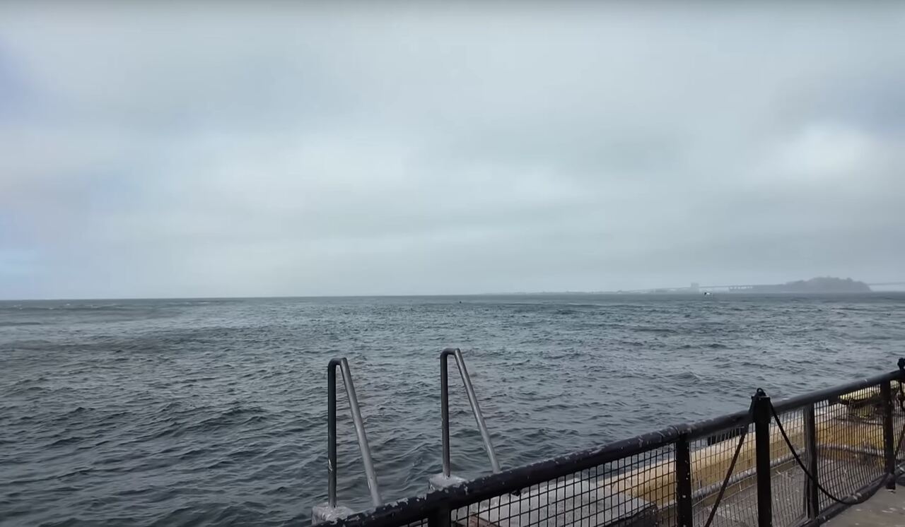 Alcatraz, rodeada por águas frias e correntes traiçoeiras, impunha um desafio natural a qualquer tentativa de fuga. Tal como Azkaban no universo mágico, sua posição isolada tornava a evasão uma missão quase impossível.